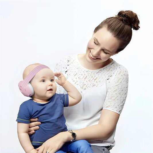 Cache-oreille pour Bébé Rose et Confortable sur un enfant porté par une femme sur fond blanc