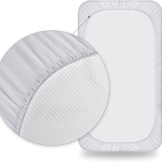 Alèse Bébé Élastique et Imperméable sur un matelas sur fond blanc