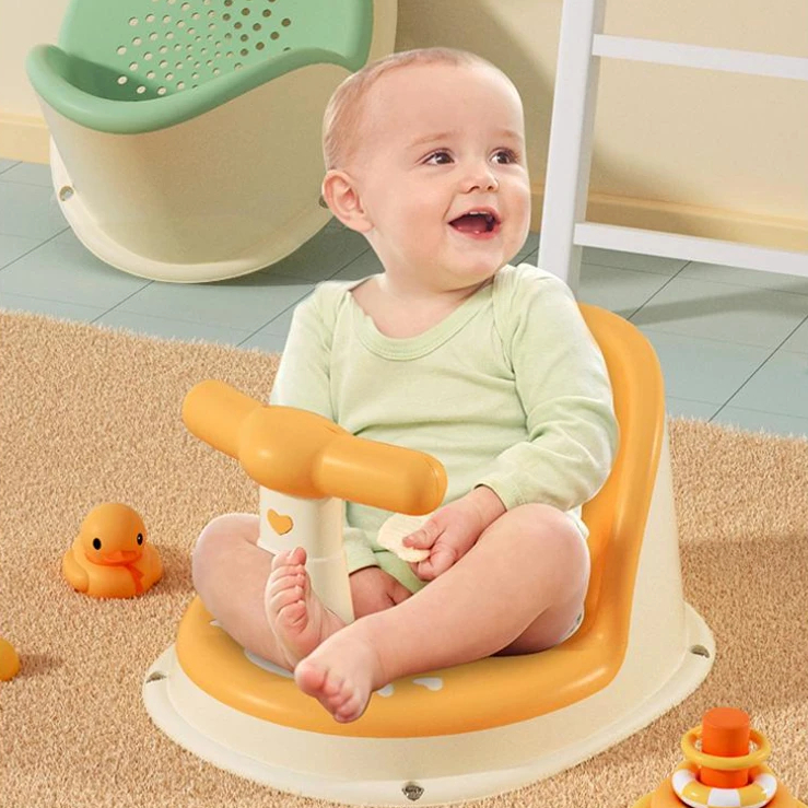 Anneau de Bain Bébé Jaune avec Motifs de Cœurs avec un bébé dedans et des jouets au sol