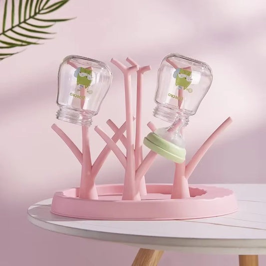 Arbre à Biberon Rose à Séchage Rapide sur une table blanche