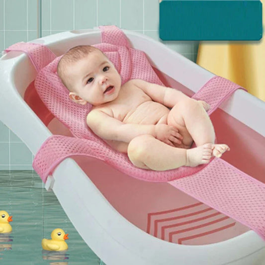 Coussin de Bain Bébé Rose et Respirant en Maille au dessus d'un bain avec un bébé dedans
