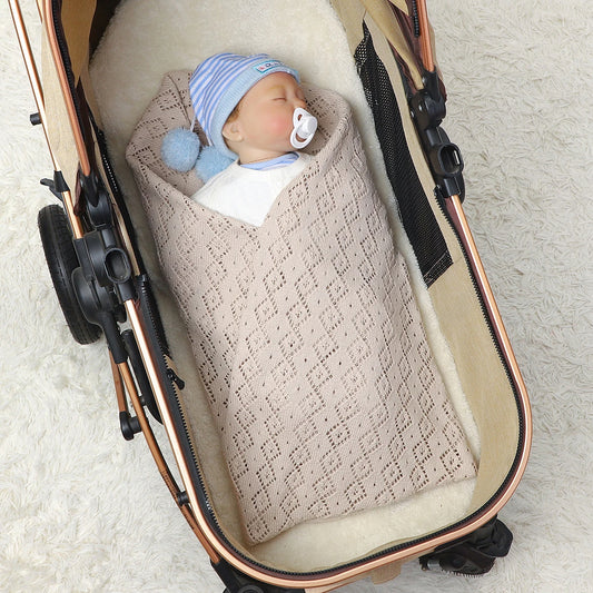 Couverture Bébé Beige et Douce en Coton sur un bébé dans un couffin