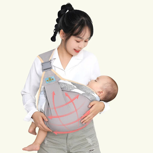 Écharpe de Portage Grise avec Bandoulière  sur une femme tenant un bébé sur fond beige