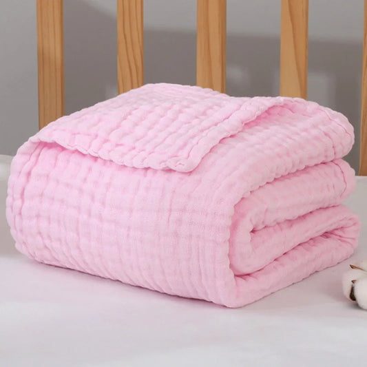 Lange Bébé Rose Épaisse en Coton pliée sur un lit avec barres en bois